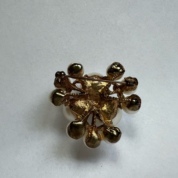 Vintage Style Pearl Cluster Brooch - Picture 5 of 8